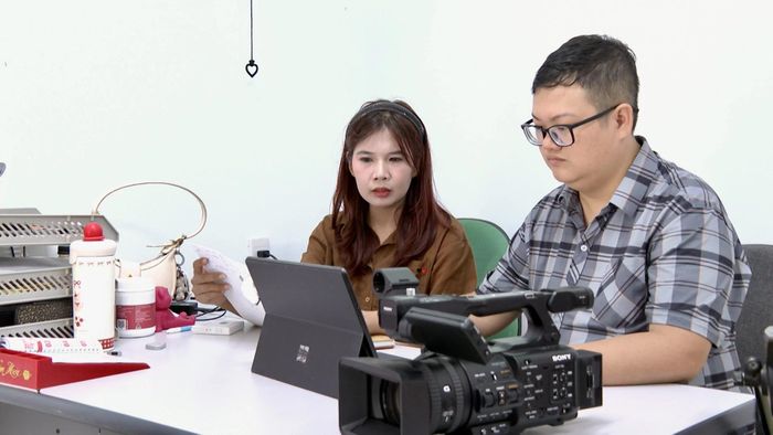 Chị Phan Thị Hồng Sâm (bên trái), Trung tâm Dịch vụ tổng hợp xã Nam Gianh, trao đổi chuyên môn với đồng nghiệp - Ảnh: H.N