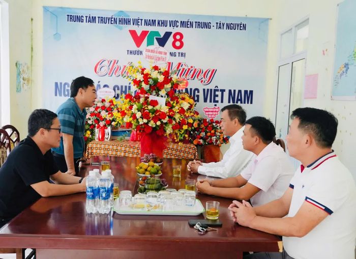 Đại diện cơ quan thường trú VTV8 tại Quảng Trị cảm ơn sự quan tâm của lãnh đạo tỉnh đối với đội ngũ những người làm báo - Ảnh: Mỹ Nhị