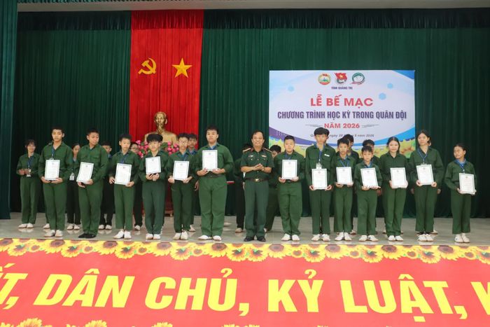 Trao giấy chứng nhận hoàn thành chương trình “Học kỳ trong quân đội” cho học viên - Ảnh: T.P