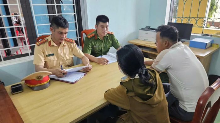 Lực lượng Cảnh sát giao thông lập biên bản vi phạm hành chính đối với trường hợp vi phạm - Ảnh: T.Đ