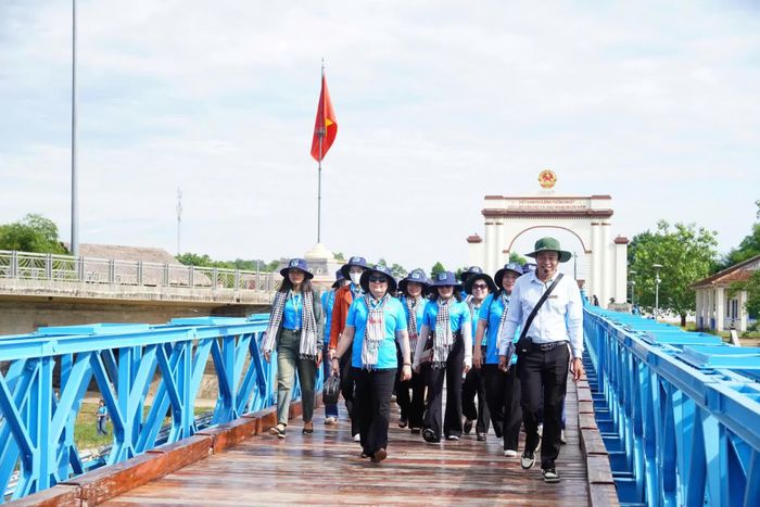 Các thành viên đoàn công tác tham quan Di tích quốc gia đặc biệt Đôi bờ Hiền Lương-Bến Hải - Ảnh: N.L