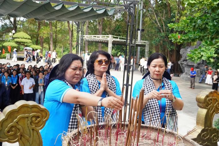 Dâng hương tưởng nhớ, tri ân công ơn các anh hùng liệt sĩ tại Nghĩa trang liệt sĩ quốc gia Trường Sơn - Ảnh: N.L