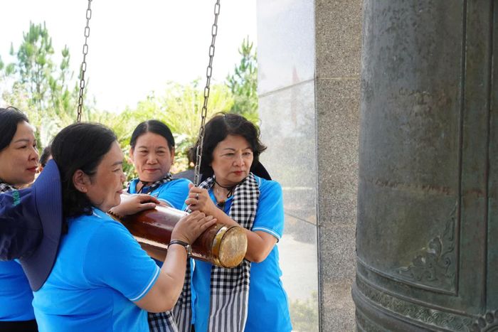 Thực hiện nghi thức thỉnh chuông tại Nghĩa trang liệt sĩ quốc gia Đường 9 - Ảnh: N.L