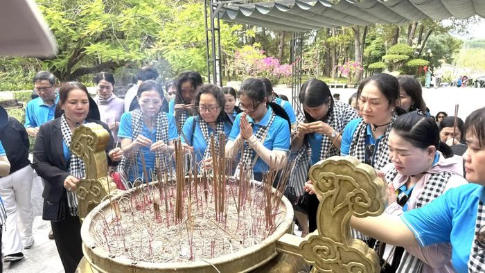 Các thành viên đoàn công tác dâng hương tưởng nhớ công ơn các anh hùng liệt sĩ - Ảnh: N.L