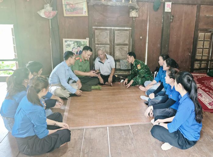 Đoàn viên, thanh niên xã Đakrông trực tiếp đến nhà người dân hướng dẫn cài đặt và sử dụng ứng dụng VNeID - Ảnh: K.S