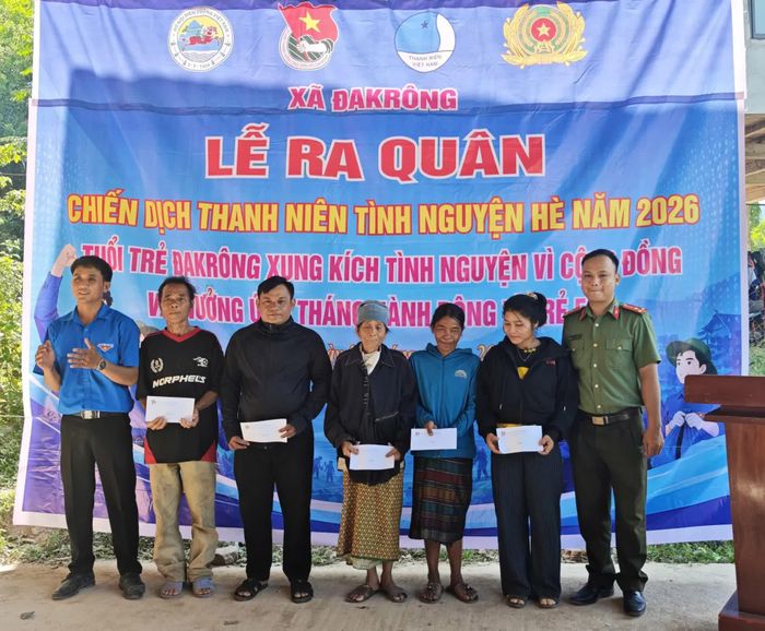Trao quà hỗ trợ cho các hộ gia đình có hoàn cảnh khó khăn - Ảnh: K.S