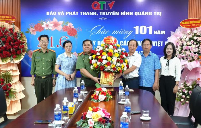 Lãnh đạo phòng PA03, Công an tỉnh tặng hoa chúc mừng Báo và phát thanh, truyền hình Quảng Trị - Ảnh: T.Đ