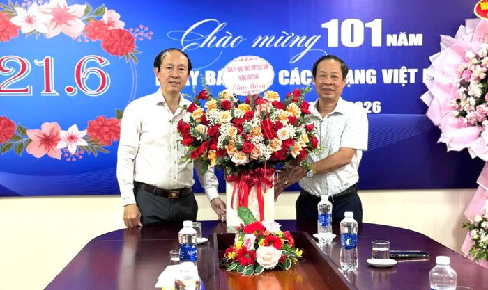 Lãnh đạo phường Đồng Thuận tặng hoa chúc mừng Báo và phát thanh, truyền hình Quảng Trị - Ảnh: T.Đ