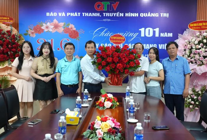 Lãnh đạo Công ty TNHH MTV Xổ số kiến thiết Quảng Bình tặng hoa chúc mừng Báo và phát thanh, truyền hình Quảng Trị - Ảnh: T.Đ