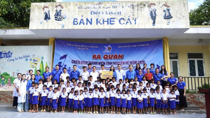 Các em học sinh Trường phổ thông dân tộc bán trú tiểu học Trường Sơn rạng rỡ khi khoác trên mình những bộ đồng phục mới - Ảnh: H.T