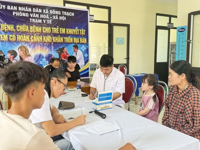 Khám, tư vấn sức khỏe cho trẻ em có hoàn cảnh khó khăn trên địa bàn xã - Ảnh: D.H