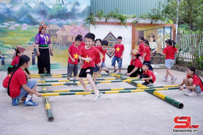 Các em nhỏ tham gia Chương trình "Tôi tự lập" do Trung tâm Hoạt động thanh thiếu nhi tỉnh Sơn La tổ chức. Ảnh: Trung tâm Hoạt động thanh thiếu nhi tỉnh Sơn La