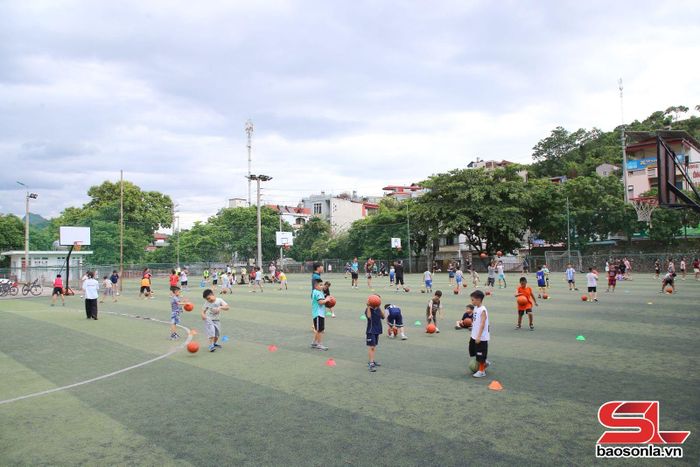 Môn bóng rổ thu hút nhiều bạn nhỏ tham gia trong dịp hè.