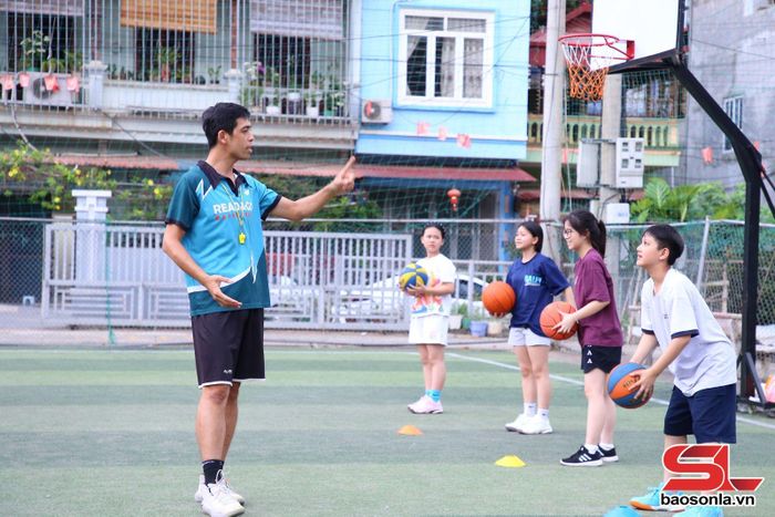 Nhiều học sinh tham gia học bóng rổ trong dịp hè.
