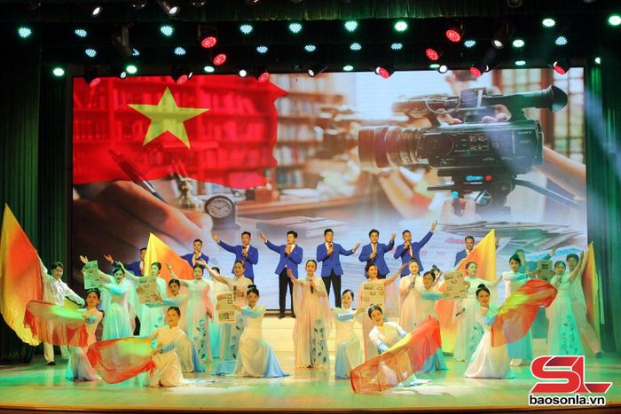 Tiết mục tại chương trình nghệ thuật Nghề báo tôi yêu.