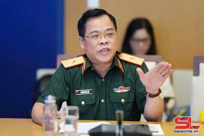 Thiếu tướng, PGS, TS Nguyễn Văn Sáu, Phó viện trưởng Viện Chiến lược và Lịch sử quốc phòng Việt Nam phát biểu tại diễn đàn.