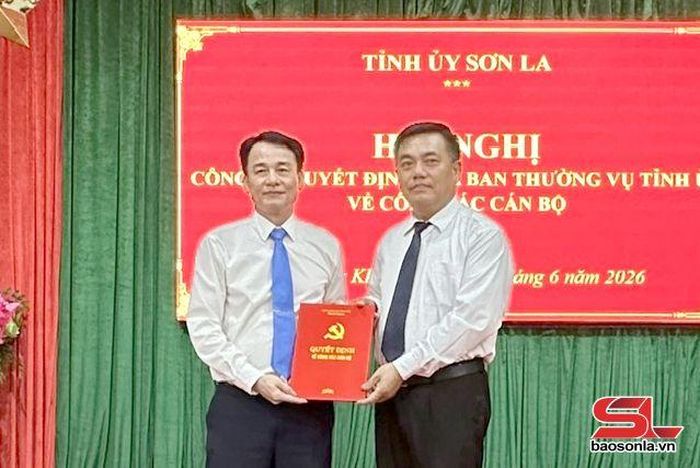 Lãnh đạo Ban Tổ chức Tỉnh ủy trao quyết định cho đồng chí Tằng Văn Thanh.