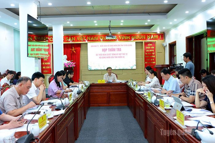 Toàn cảnh phiên họp thẩm tra của Ban Kinh tế - Ngân sách HĐND tỉnh.