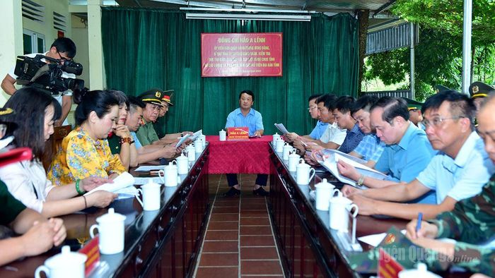 Đồng chí Bí thư Tỉnh ủy Hầu A Lềnh chủ trì buổi làm việc với các lực tìm kiếm, quy tập hài cốt liệt sĩ và rà phá bom mìn, vật nổ tại xã Thanh Thủy.