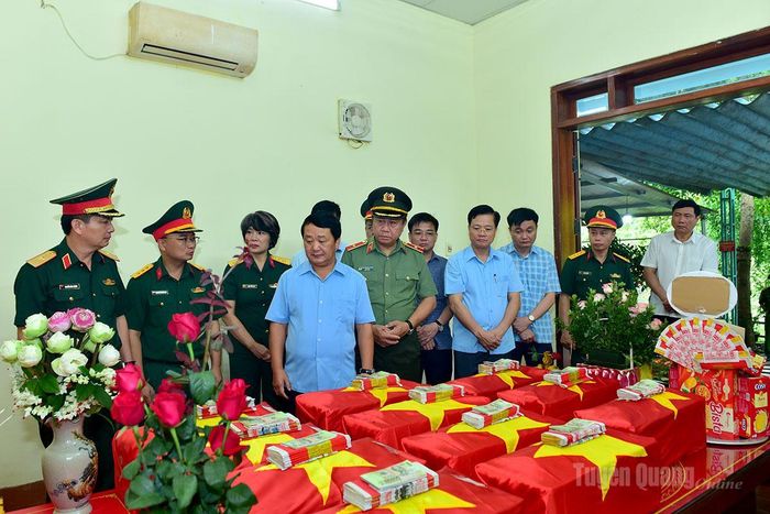 Chỉ huy Đội Tìm kiếm, quy tập hài cốt liệt sĩ (Bộ CHQS tỉnh) báo cáo Bí thư Tỉnh ủy Hầu A Lềnh và đoàn công tác về công tác tìm kiếm, quy tập hài cốt liệt sĩ và chăm sóc, thờ cúng hằng ngày tại nhà quàn của đơn vị.