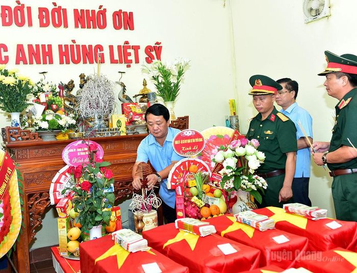 Bí thư Tỉnh ủy Hầu A Lềnh dâng hương tưởng nhớ các Anh hùng liệt sĩ tại Nhà quàn hài cốt liệt sĩ của Đội Tìm kiếm, quy tập hài cốt liệt sĩ (Bộ CHQS tỉnh) ở thôn Nà Toong, xã Thanh Thủy.
