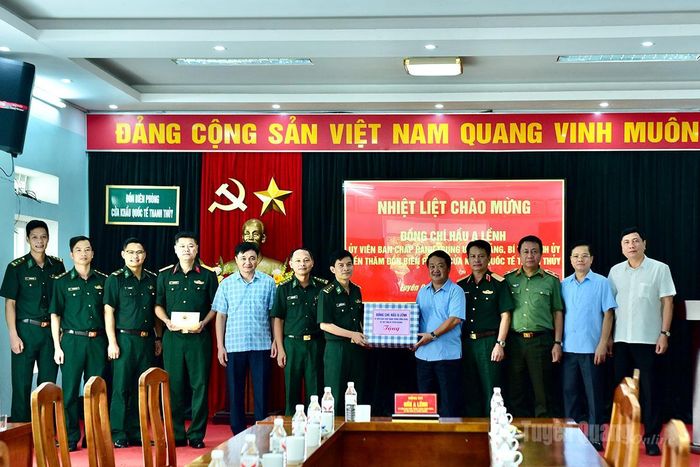 Bí thư Tỉnh ủy Hầu A Lềnh cùng đoàn công tác thăm, động viên và tặng quà cán bộ, chiến sĩ Đồn Biên phòng Cửa khẩu Quốc tế Thanh Thủy.