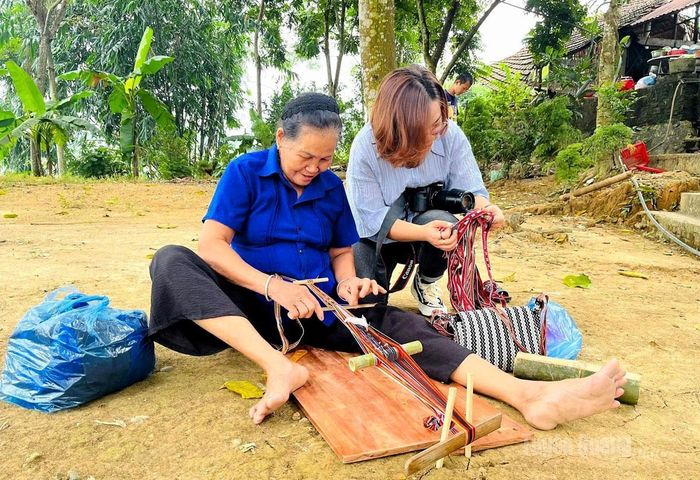 Phóng viên trẻ Lê Thùy, Phòng Thời sự, tác nghiệp tại xã Yên Sơn.