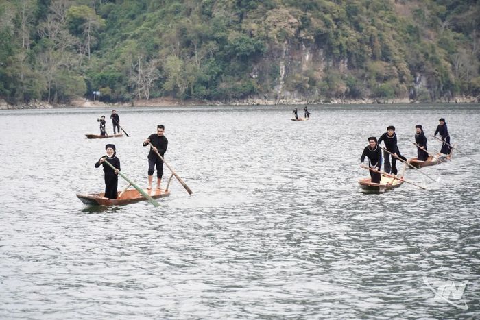 Hoạt động đua thuyền độc mộc trên hồ Ba Bể diễn ra sôi nổi dịp đầu xuân, thu hút đông đảo người dân và du khách tham gia.