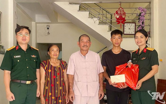Đại diện Phụ nữ Bộ CHQS tỉnh tặng quà cho con đỡ đầu Nguyễn Hoàng Anh tại xóm Châu Thành, xã Định Hóa.