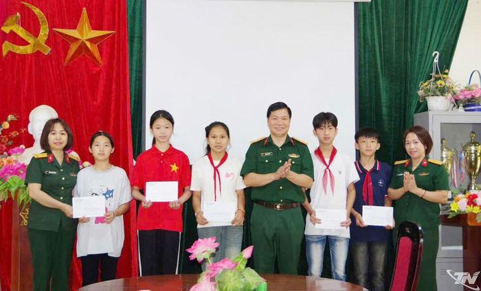 Ban Chỉ huy Phòng thủ khu vực 1 – Đức Xuân tặng thưởng các con đạt học sinh giỏi, năm học 2025 – 2026.