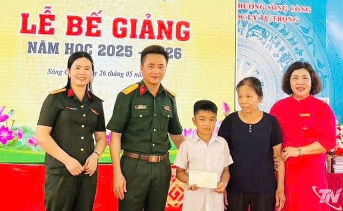 Đại diện Ban Chỉ huy phòng thủ khu vực 3 – Sông Công tặng thưởng Tháng Cao Minh đạt danh hiệu học sinh giỏi năm học 2025 – 2026.