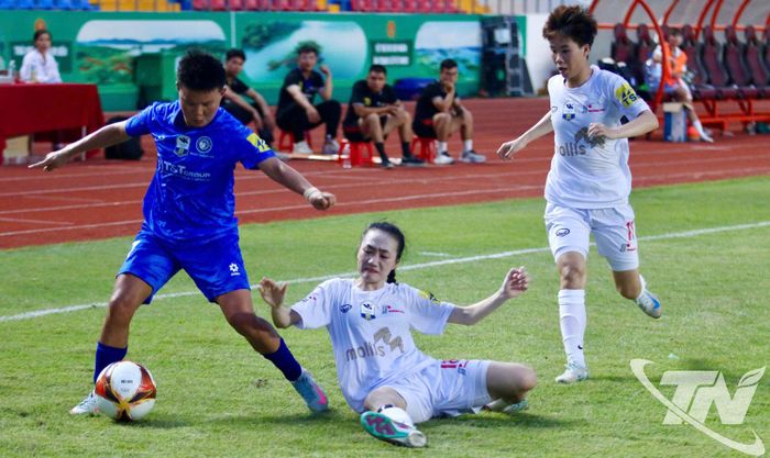 Hiệp 1, Thái Nguyên T&amp;T (áo xanh) đã tổng tấn công và áp đặt thế trận.