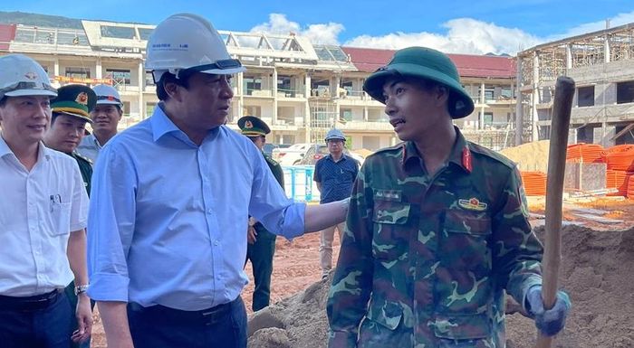 Chủ tịch UBND thành phố Nguyễn Khắc Toàn thăm hỏi, động viên các chiến sỹ 
