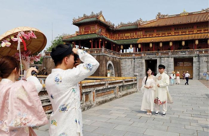 Khách chụp ảnh kỷ niệm khi đến tham quan Đại Nội Huế