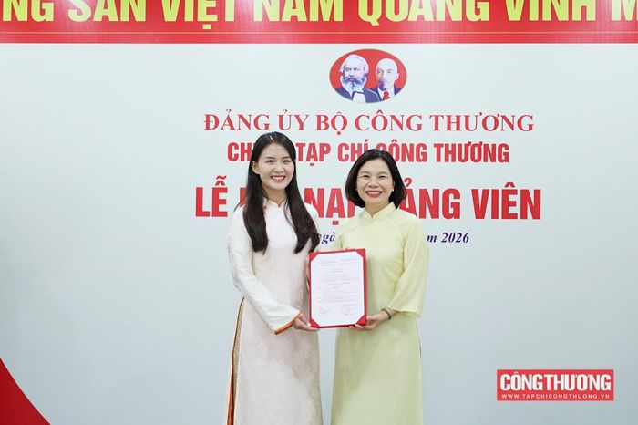 Đồng chí Phạm Thị Lệ Nhung - Bí thư Chi bộ, Tổng biên tập Tạp chí Công Thương trao Quyết định kết nạp Đảng viên cho đồng chí Nguyễn Phương Thảo và đồng chí Vũ Huyền My