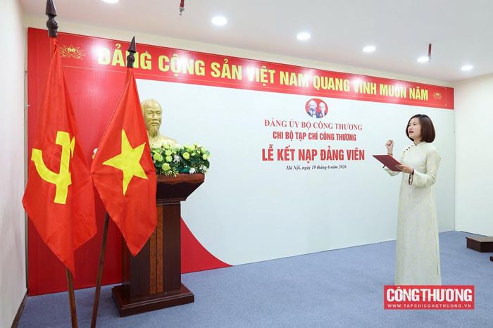 Đồng chí Nguyễn Phương Thảo đọc lời tuyên thệ