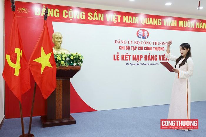 Đồng chí Vũ Huyền My đọc lời tuyên thệ