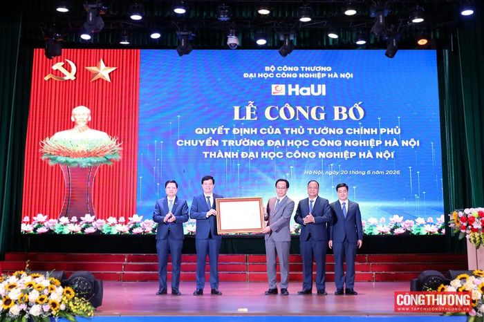 Bộ trưởng Bộ Giáo dục và Đào tạo Hoàng Minh Sơn trao Quyết định của Thủ tướng Chính phủ về việc chuyển Trường Đại học Công nghiệp Hà Nội thành Đại học Công nghiệp Hà Nội