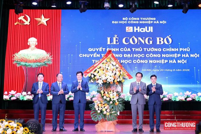 Bộ trưởng Bộ Giáo dục và Đào tạo Hoàng Minh Sơn tặng hoa chúc mừng Đại học Công nghiệp Hà Nội