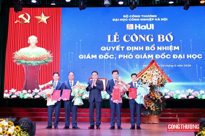 Bộ trưởng Bộ Công Thương Lê Mạnh Hùng trao các Quyết định bổ nhiệm lãnh đạo Đại học Công nghiệp Hà Nội