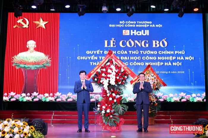 Bộ trưởng Bộ Công Thương Lê Mạnh Hùng tặng hoa chúc mừng Đại học Công nghiệp Hà Nội