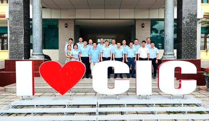 Các đồng chí đại biểu chụp ảnh lưu niệm nhân Kỷ niệm 101 năm Ngày Báo chí cách mạng Việt Nam