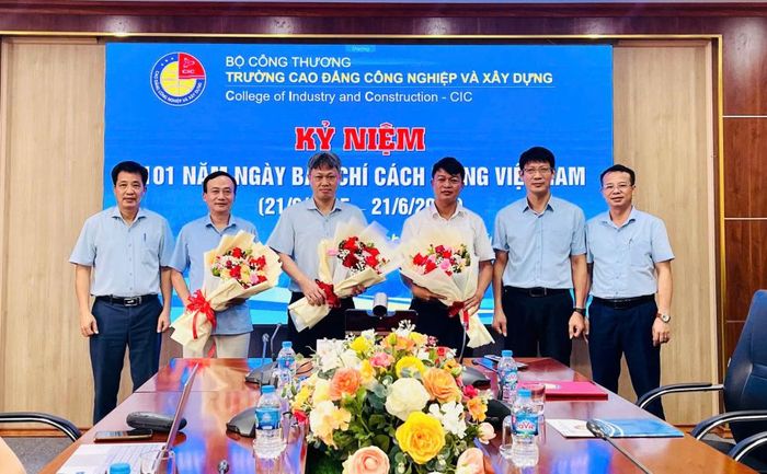 Lãnh đạo nhà trường cùng Chủ tịch Công đoàn trường tặng hoa chức mừng các nhà báo