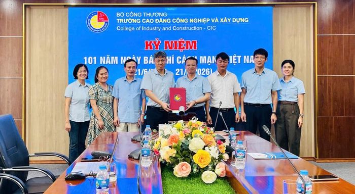 NB, TS. Đỗ Minh Chiến trao Quyết định thành lập Ban Truyền thông