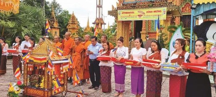 Không khí rực rỡ, lung linh sắc màu đặc trưng của ngôi chùa Khmer trong những ngày diễn ra lễ hội lớn của đồng bào