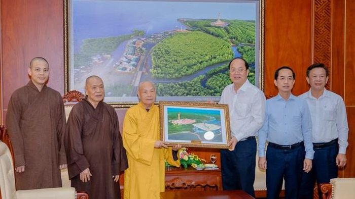 Lưu niệm tại trụ sở UBND tỉnh Cà Mau