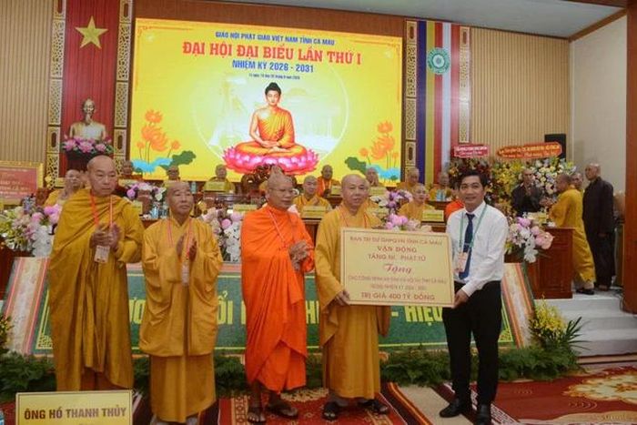 Ban Trị sự GHPGVN tỉnh Cà Mau trao bảng tượng trưng ủng hộ công tác từ thiện xã hội với tổng trị giá 400 tỷ đồng