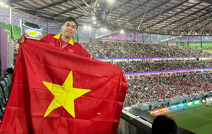 Nhà báo Hoàng Trí Công tác nghiệp tại World Cup 2022.
