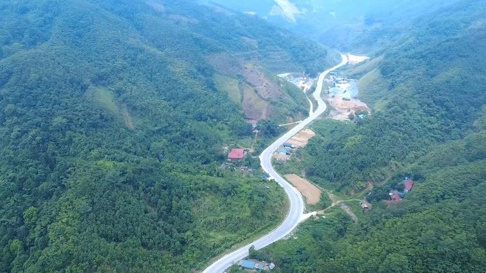 Tại địa bàn tỉnh Lào Cai, gói thầu XL01 giá trị 495,86 tỷ đồng, XL02 giá trị 446,08 tỷ đồng và XL03 giá trị 375,73 tỷ đồng đi qua huyện Văn Bàn (cũ) đã cơ bản hoàn thành các hạng mục chính. Nhiều đoạn tuyến trải dài qua những khu vực địa hình phức tạp, ta luy cao, nền địa chất yếu, song các đơn vị thi công đã vượt qua nhiều khó khăn để đưa tiến độ về đích. Ở gói thầu XL01, toàn bộ 18,5km mặt bằng đã được bàn giao 100%, sản lượng thi công đạt gần 99,6% giá trị hợp đồng.
