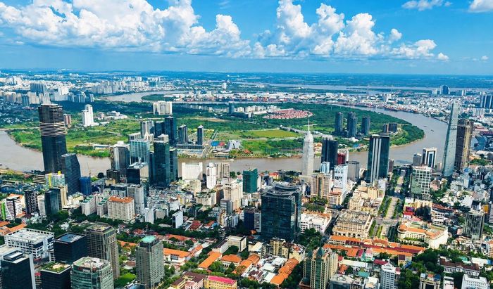 Ngày nay, từ bến Bạch Đằng nhìn sang bên kia sông, khó có thể hình dung nơi từng là vùng đất bãi bồi thưa thớt dân cư nay đã trở thành đại công trường của những dự án tài chính, thương mại và dịch vụ quy mô lớn. Từ những công trình hạ tầng ấy, TP Thủ Đức cũ đã từng bước phát triển, trở thành cực tăng trưởng mới của thành phố mang tên Bác.